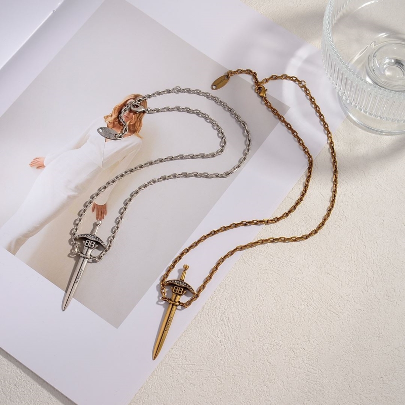 Ba*len*cia*ga necklaces